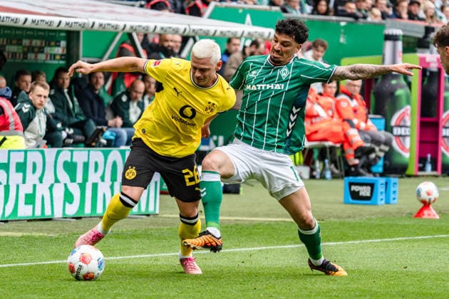 Deutschland: Bundesliga 2025 2026 34. Spieltag, SV Werder Bremen vs. Borussia Dortmund Samstag, 6.05.2026 Weserstadion, Bremen Julian Ryerson (Borussia Dortmund, 26) Cameron Puertas ( 18) Copyright: xCelinaxLeiersx