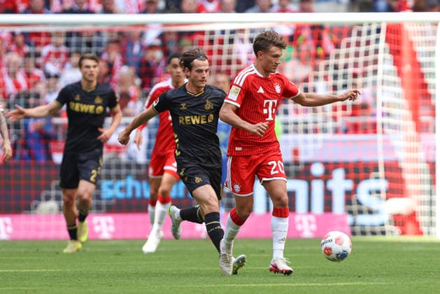 Jakub Kaminski (1. FC Köln) und Tom Bischof (FC Bayern München) im Zweikampf waehrend des Spiels der Bundesliga zwischen FC Bayern München und 1. FC Köln, Allianz Arena am 16. May 2026 in München, Deutschland. (Foto von Oliver Kaelke DeFodi Images) +++ Jakub Kaminski (1. FC Köln) und Tom Bischof (FC Bayern München) battle for the ball during the Bundesliga match between FC Bayern München and 1. FC Köln at Allianz Arena on May 16, 2026 in München, Germany. (Photo by Oliver Kaelke DeFodi Images) DFL regulations prohibit any use of photographs as image sequences and or quasi-video. (Photo by Oliver Kaelke DeFodi Images) -
