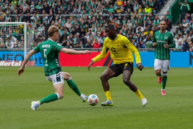 16.05.2026, xgrfx, Fussball 1.Bundesliga, SV Werder Bremen - Borussia Dortmund v.l. Amos Pieper (Werder Bremen), Serhou Guirassy (Borussia Dortmund) (DFL DFB REGULATIONS PROHIBIT ANY USE OF PHOTOGRAPHS as IMAGE SEQUENCES and or QUASI-VIDEO) Bremen
