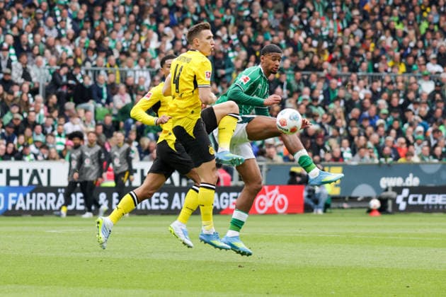 16.05.2026, xgrfx, Fussball 1.Bundesliga, SV Werder Bremen - Borussia Dortmund v.l. Nico Schlotterbeck (Borussia Dortmund), Justin Njinmah (Werder Bremen) (DFL DFB REGULATIONS PROHIBIT ANY USE OF PHOTOGRAPHS as IMAGE SEQUENCES and or QUASI-VIDEO) Bremen