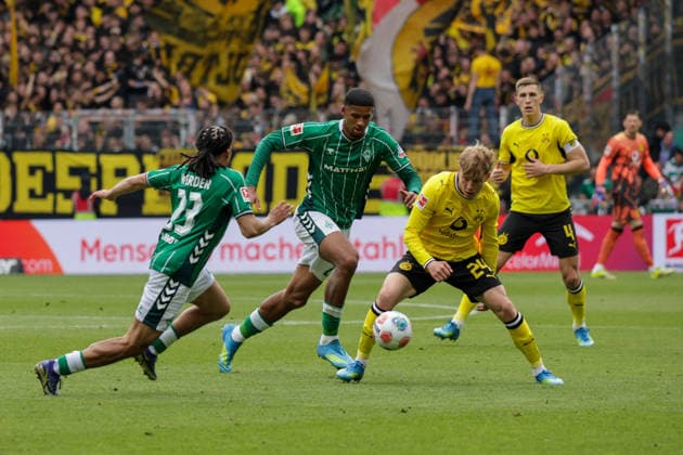 16.05.2026, xgrfx, Fussball 1.Bundesliga, SV Werder Bremen - Borussia Dortmund v.l. Isaac Schmidt, Justin Njinmah (Werder Bremen), Daniel Svensson (Borussia Dortmund) (DFL DFB REGULATIONS PROHIBIT ANY USE OF PHOTOGRAPHS as IMAGE SEQUENCES and or QUASI-VIDEO) Bremen