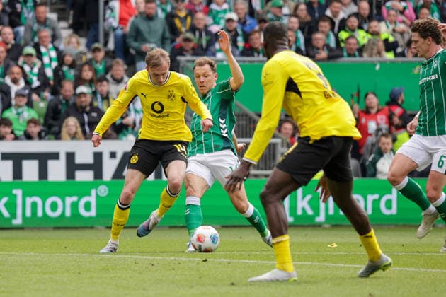 16.05.2026, xgrfx, Fussball 1.Bundesliga, SV Werder Bremen - Borussia Dortmund v.l. Maximilian Beier (Borussia Dortmund), Senne Lynen (Werder Bremen) (DFL DFB REGULATIONS PROHIBIT ANY USE OF PHOTOGRAPHS as IMAGE SEQUENCES and or QUASI-VIDEO) Bremen