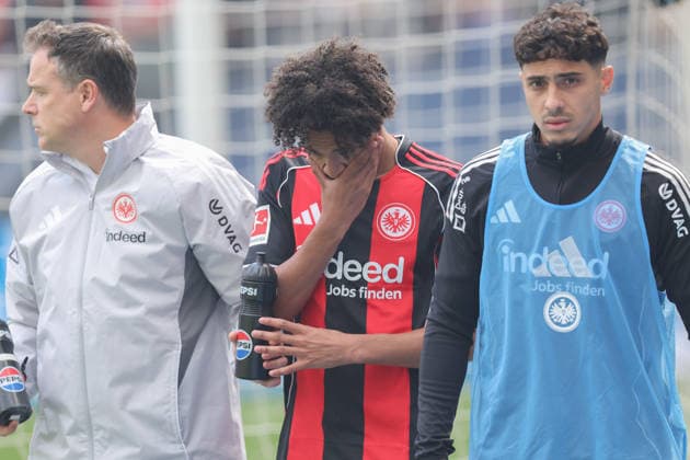 Eintracht Frankfurt - VfB Stuttgart, 1. FBL Jean-Matteo Bahoya (Eintracht Frankfurt, 19) muss verletzt den Platz verlassen. Rechts Fares Chaibi (Eintracht Frankfurt, 8). Bundesligaspiel zwischen Eintracht Frankfurt und dem VfB Stuttgart am 16. Mai 2026 im Deutsche Bank Park in Frankfurt am Main., Frankfurt am Main Hessen Deutschland Deutsche Bank Park