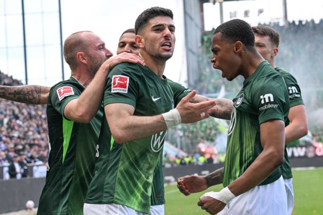 Torjubel nach seinem 0:1, Konstantinos Koulierakis (VFL Wolfsburg 4), FC St Pauli - VFL Wolfsburg, Fussball, Bundesliga, DFL, 16.05.2026 DFB regulations prohibit any use of photographs as image sequences and or quasi-video Hamburg Hamburg Deutschland