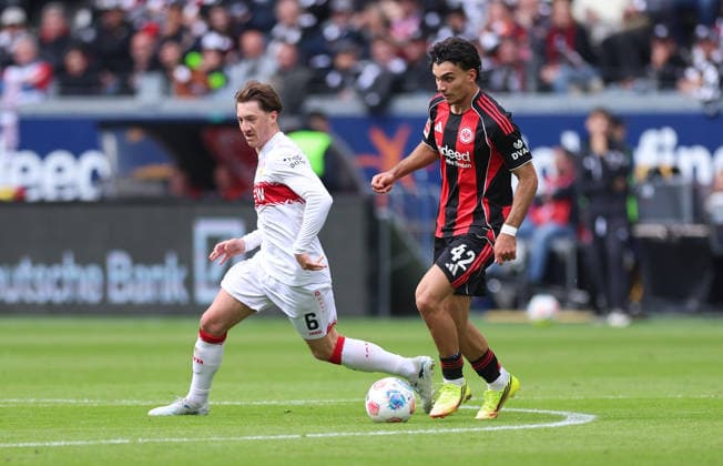 16.05.2026, Fussball Bundesliga, Eintracht Frankfurt - VfB Stuttgart, v.l., Angelo Stiller (VfB Stuttgart), Can Uzun (Eintracht Frankfurt) DFL DFB REGULATIONS PROHIBIT ANY USE OF PHOTOGRAPHS AS IMAGE SEQUENCES AND OR QUASI-VIDEO. xdcx Copyright: HMBxMedia Claus