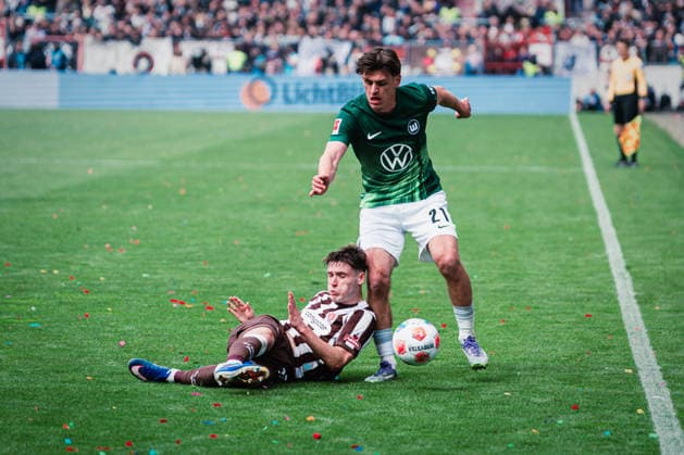 1. Bundesliga: FC St. Pauli vs. VfL Wolfsburg, 16.05.2026 Arkadiusz Pyrka (FC St. Pauli, 11) gegen Joakim Maehle (VfL Wolfsburg, 21) im Zweikampf; Fußball, 1. Bundesliga, 34. Spieltag: FC St. Pauli vs. VfL Wolfsburg am 16.05.2026 im Millerntor-Stadion, Hamburg DFL REGULATIONS PROHIBIT ANY USE OF PHOTOGRAPHS AS IMAGE SEQUENCES AND OR QUASI-VIDEO. Copyright: xBEAUTIFULxSPORTS Tonhäuserx