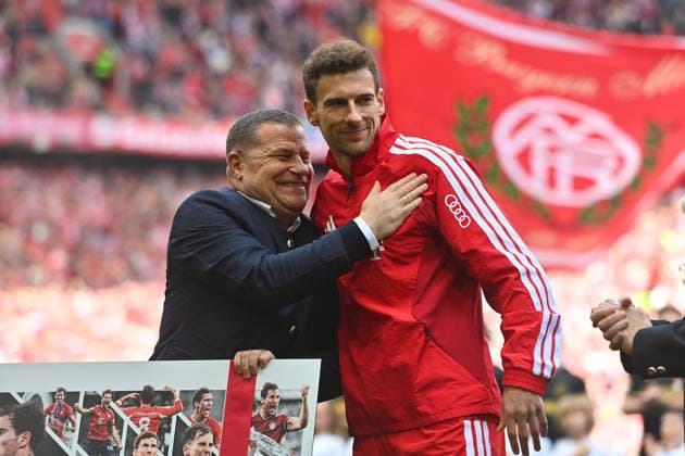 Verabschiedung Leon GORETZKA (Bayern Muenchen), li:Max EBERL (Sportvorstand FC Bayern Muenchen). Fussball 1. Bundesliga Saison 2025 2026, 34.Spieltag, Spieltag34 FC Bayern Muenchen - 1.FC Koeln am 16.05.2026 , A L L I A N Z A R E N A.