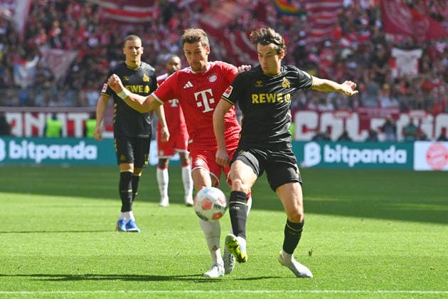 Leon GORETZKA (Bayern Muenchen), Aktion,Zweikampf gegen Jakub KAMINSKI (1.FC Koeln) Fussball 1. Bundesliga Saison 2025 2026, 34.Spieltag, Spieltag34 FC Bayern Muenchen - 1.FC Koeln am 16.05.2026 , A L L I A N Z A R E N A.