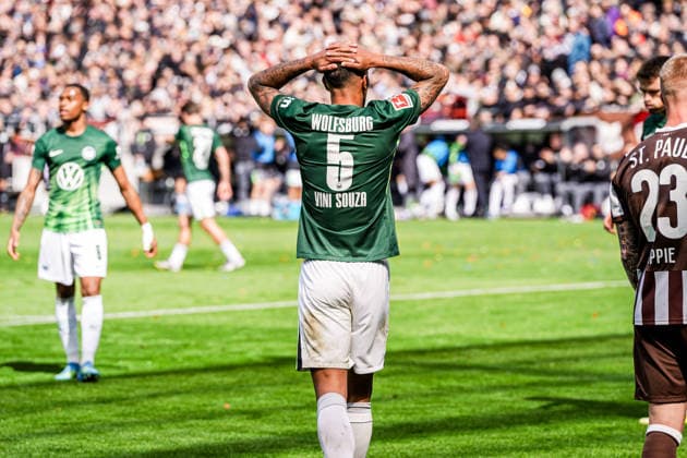 Deutschland: Fußball Bundesliga 2025 26, 34. Spieltag FC St. Pauli vs VfL Wolfsburg Millerntor-Stadion (Hamburg): Vinicius Souza (VfL Wolfsburg, 5), Emotion Copyright: xStefanxTrochax