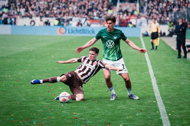 1. Bundesliga: FC St. Pauli vs. VfL Wolfsburg, 16.05.2026 Arkadiusz Pyrka (FC St. Pauli, 11) gegen Joakim Maehle (VfL Wolfsburg, 21) im Zweikampf; Fußball, 1. Bundesliga, 34. Spieltag: FC St. Pauli vs. VfL Wolfsburg am 16.05.2026 im Millerntor-Stadion, Hamburg DFL REGULATIONS PROHIBIT ANY USE OF PHOTOGRAPHS AS IMAGE SEQUENCES AND OR QUASI-VIDEO. Copyright: xBEAUTIFULxSPORTS Tonhäuserx
