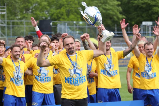 Fußball Regionalliga Nordost: 1. FC Lok Leipzig - 1. FC Magdeburg II; 16.05.2026 Toni Wachsmuth (Geschäftsführer Lok Leipzig) mit dem Meister-Pokal. Fußball, Regionalliga Nordost, Saison 2025 2026, 34. Spieltag: 1. FC Lok Leipzig vs. 1. FC Magdeburg II am 16.05.2026 im Bruno-Plache-Stadion, Leipzig. *** Soccer Regionalliga Nordost 1 FC Lok Leipzig 1 FC Magdeburg II 16 05 2026 Toni Wachsmuth Managing Director Sport, Lok Leipzig with the Champions Cup Football, Regionalliga Nordost, Season 2025 2026, 34 Matchday 1 FC Lok Leipzig vs 1 FC Magdeburg II on 16 05 2026 at Bruno Plache Stadium, Leipzig Copyright: xBEAUTIFULxSPORTS JanxKaeferx