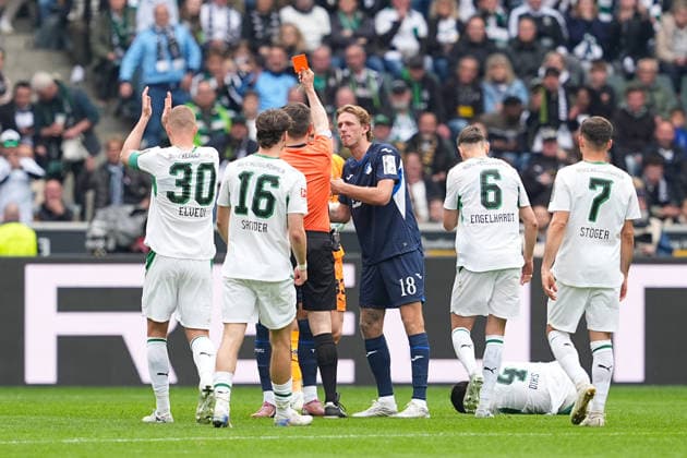 16.05.2026, xydrx, Herren, Fußball, 1.Bundesliga, Borussia Mönchengladbach - TSG 1899 Hoffenheim, Saison 2025 2026, Borussia-Park: Tim Lemperle (TSG 1899 Hoffenheim, 19) wird mit Gelb Rot vom Feld verwiesen DFB regulations prohibit any use of photographs as image sequences and or quasi-video. Copyright: HMBxMedia YannisxDreimann