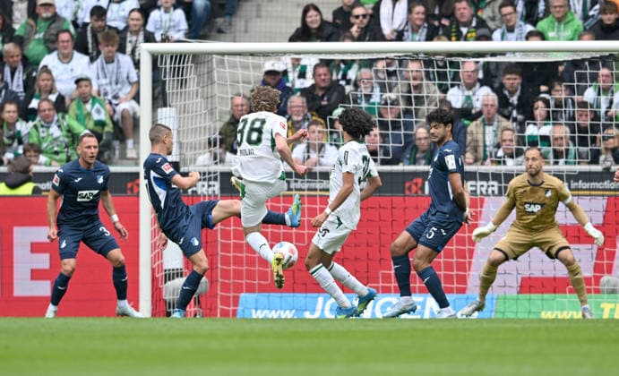 Hugo Bolin (Nr 38)(Bor. Mönchengladbach) schiesst das tor zum 1:0, Aktion, gegen Torwart Oliver Baumann (1899 Hoffenheim), Fussball 1. Bundesliga, 34.Spieltag, Borussia Moenchengladbach - TSG 1899 Hoffenheim, am 16.05.2026 in Moenchengladbach Deutschland. DFL regulations prohibit any use of photographs as image sequences and or quasi-video Â