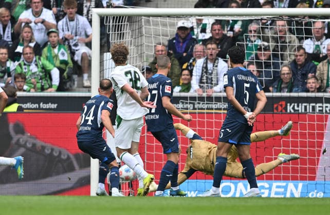 Hugo Bolin (Nr 38)(Bor. Mönchengladbach) schiesst das tor zum 1:0, Aktion, gegen Torwart Oliver Baumann (1899 Hoffenheim), Fussball 1. Bundesliga, 34.Spieltag, Borussia Moenchengladbach - TSG 1899 Hoffenheim, am 16.05.2026 in Moenchengladbach Deutschland. DFL regulations prohibit any use of photographs as image sequences and or quasi-video Â