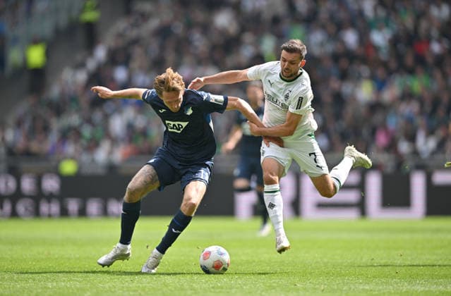(l-r) Wouter Burger (1899 Hoffenheim), Kevin Stöger (Stoeger)(Bor. Mönchengladbach), Zweikampf, Aktion, Fussball 1. Bundesliga, 34.Spieltag, Borussia Moenchengladbach - TSG 1899 Hoffenheim, am 16.05.2026 in Moenchengladbach Deutschland. DFL regulations prohibit any use of photographs as image sequences and or quasi-video Â