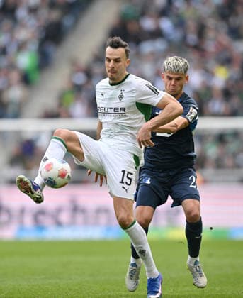 (l-r) Haris Tabakovic (Bor. Mönchengladbach), Albian Hajdari (1899 Hoffenheim) Zweikampf, Aktion, Fussball 1. Bundesliga, 34.Spieltag, Borussia Moenchengladbach - TSG 1899 Hoffenheim, am 16.05.2026 in Moenchengladbach Deutschland. DFL regulations prohibit any use of photographs as image sequences and or quasi-video Â