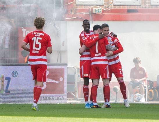 Fußball, Herren, Saison 2025 2026, 1. Bundesliga (34. Spieltag), 1. FC Union Berlin - FC Augsburg, v. l. Tom Rothe (1. FC Union Berlin), Ilyas Ansah (1. FC Union), Oliver Burke (1. FC Union Berlin), Andrej Ilic (1. FC Union Berlin), Jubel nach Tor zum 2:0, 16.05. 2026, Copyright: xMatthiasxKochx