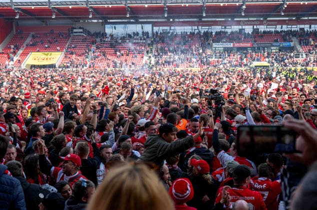 Fussball, Herren, Saison 2025 2026, 3. Liga (38. Spieltag), SSV Jahn Regensburg - FC Energie Cottbus, Platzsturm der Cottbuser Fans, 16.05. 2026, Copyright: xSebastianxRäppold MatthiasxKochx