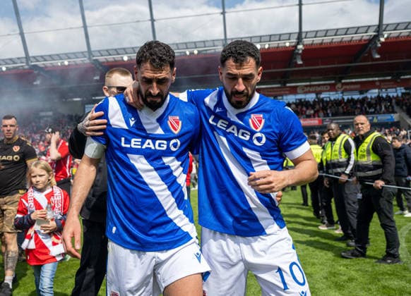 Fussball, Herren, Saison 2025 2026, 3. Liga (38. Spieltag), SSV Jahn Regensburg - FC Energie Cottbus, v.l. Tolcay Cigerci (Energie Cottbus), Tolga Cigerci (Energie Cottbus) nach Abpfiff, 16.05. 2026, Copyright: xSebastianxRäppold MatthiasxKochx