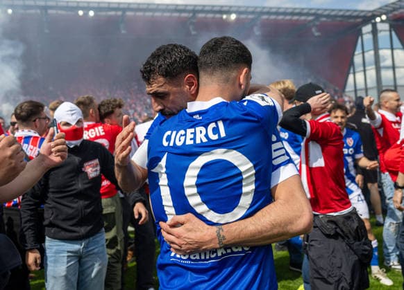 Fussball, Herren, Saison 2025 2026, 3. Liga (38. Spieltag), SSV Jahn Regensburg - FC Energie Cottbus, v.l. Tolga Cigerci (Energie Cottbus), Tolcay Cigerci (Energie Cottbus), Jubel nach Abpfiff, 16.05. 2026, Copyright: xSebastianxRäppold MatthiasxKochx