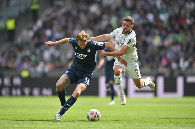 (l-r) Wouter Burger (1899 Hoffenheim), Kevin Stöger (Stoeger)(Bor. Mönchengladbach), Zweikampf, Aktion, Fussball 1. Bundesliga, 34.Spieltag, Borussia Moenchengladbach - TSG 1899 Hoffenheim, am 16.05.2026 in Moenchengladbach Deutschland. DFL regulations prohibit any use of photographs as image sequences and or quasi-video Â