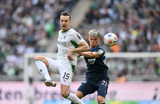 (l-r) Haris Tabakovic (Bor. Mönchengladbach), Albian Hajdari (1899 Hoffenheim) Zweikampf, Aktion, Fussball 1. Bundesliga, 34.Spieltag, Borussia Moenchengladbach - TSG 1899 Hoffenheim, am 16.05.2026 in Moenchengladbach Deutschland. DFL regulations prohibit any use of photographs as image sequences and or quasi-video Â