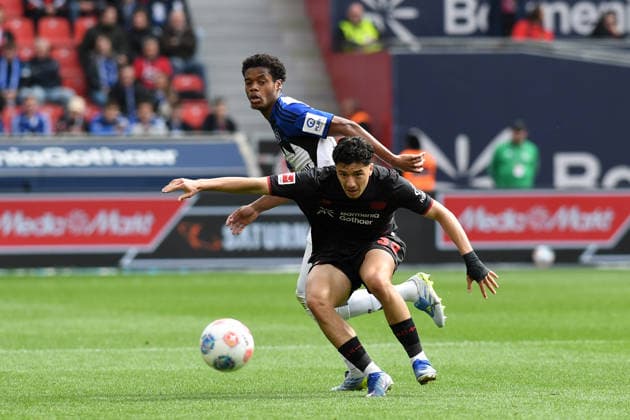 Warmed Omari (Hamburger SV) und Ibrahim Maza (Bayer 04 Leverkusen) im Zweikampf waehrend des Spiels der Bundesliga zwischen Bayer 04 Leverkusen und dem Hamburger SV, BayArena am 16. May 2026 in Leverkusen, Deutschland. (Foto von Ralf Treese DeFodi Images) +++ Warmed Omari (Hamburger SV) und Ibrahim Maza (Bayer 04 Leverkusen) battle for the ball during the Bundesliga match between Bayer 04 Leverkusen and Hamburger SV at BayArena on May 16, 2026 in Leverkusen, Germany. (Photo by Ralf Treese DeFodi Images) DFL regulations prohibit any use of photographs as image sequences and or quasi-video. (Photo by Ralf Treese DeFodi Images) -