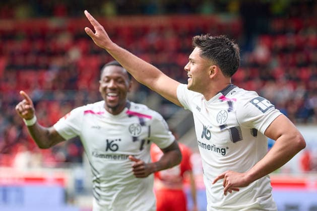 Jubel bei Sheraldo Becker (1. FSV Mainz 05, 23) und Nadiem Amiri (1. FSV Mainz 05, 10) ueber desssen Treffer zum 0:2 GER, 1. FC Heidenheimn vs. FSV Mainz 05, Fussball, Herren, 1. Bundesliga, 34. Spieltag, Spielzeit 2025 2026, 16.05.2026 DFL, DFB regulations prohibit any use of photographs as image sequences and or quasi-video GER, 1. FC Heidenheimn vs. FSV Mainz 05, Fussball, Herren, 1. Bundesliga, 34. Spieltag, Spielzeit 2025 2026, 16.05.2026 Heidenheim Copyright: xEibner-Pressefoto GeraldxOelze-dexStoppanyx EP_ODS