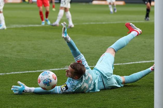 Torwart Daniel Batz 33 (1. FSV Mainz 05) wehrt einen Schuss von Eren Dinkci 8 (1FC Heidenheim 1846) , nicht im Bild, ab, 1. FC Heidenheim vs. 1. FSV Mainz 05, Fussball, Maenner, Bundesliga, DFL, Saison 2025 2026, 34. Spieltag, Rueckrunde, 16.05.2026 DFB regulations prohibit any use of photographs as image sequences and or quasi-video Heidenheim Baden-Wuerttemberg Deutschland