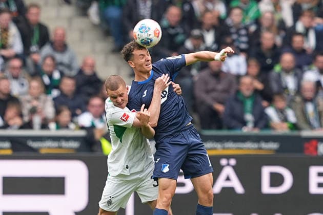 16.05.2026, xydrx, Herren, Fußball, 1.Bundesliga, Borussia Mönchengladbach - TSG 1899 Hoffenheim, Saison 2025 2026, Borussia-Park: Nico Elvedi (Borussia Mönchengladbach, 30) im Zweikampf gegen Fisnik Asllani (TSG 1899 Hoffenheim, 11) DFB regulations prohibit any use of photographs as image sequences and or quasi-video. Copyright: HMBxMedia YannisxDreimann