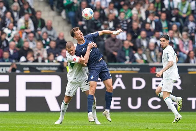 16.05.2026, xydrx, Herren, Fußball, 1.Bundesliga, Borussia Mönchengladbach - TSG 1899 Hoffenheim, Saison 2025 2026, Borussia-Park: Nico Elvedi (Borussia Mönchengladbach, 30) im Zweikampf gegen Fisnik Asllani (TSG 1899 Hoffenheim, 11) DFB regulations prohibit any use of photographs as image sequences and or quasi-video. Copyright: HMBxMedia YannisxDreimann