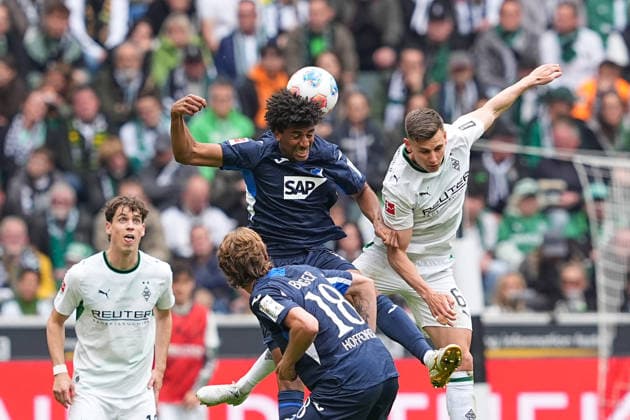 16.05.2026, xydrx, Herren, Fußball, 1.Bundesliga, Borussia Mönchengladbach - TSG 1899 Hoffenheim, Saison 2025 2026, Borussia-Park: Bernardo Fernandes da Silva Junior (TSG 1899 Hoffenheim, 13) im Zweikampf gegen Yannik Engelhardt (Borussia Mönchengladbach, 6) DFB regulations prohibit any use of photographs as image sequences and or quasi-video. Copyright: HMBxMedia YannisxDreimann