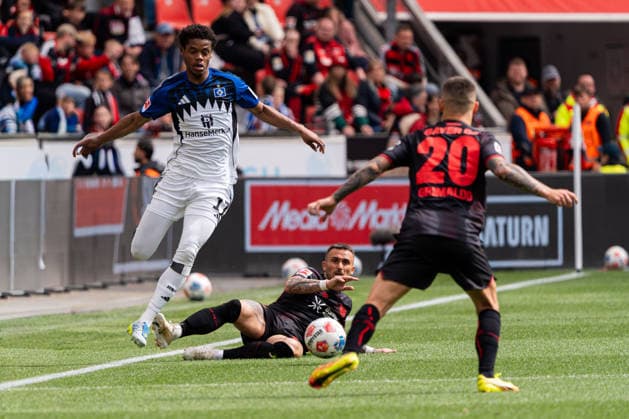 Leverkusen, Deutschland 16. Mai 2026: 1. BL - 2025 2026 - Sp. 34 - Bayer 04 Leverkusen gegen Hamburger SV Im Bild: v. li. im Zweikampf Warmed Omari (HSV), Aleix Garcia (LEV) und Alejandro Grimaldo (LEV) DFL DFB regulations prohibit any use of photographs as image sequences and or quasi-video BayArena Nordrhein Westfalen Copyright: xFotostandx xKruczynskix