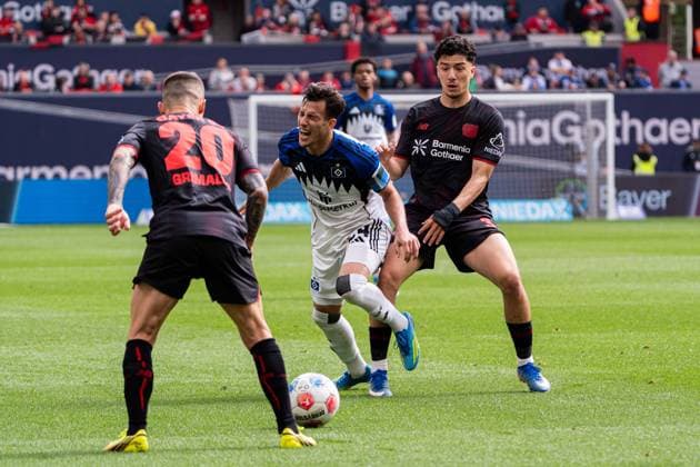 Leverkusen, Deutschland 16. Mai 2026: 1. BL - 2025 2026 - Sp. 34 - Bayer 04 Leverkusen gegen Hamburger SV Im Bild: v. li. im Zweikampf Alejandro Grimaldo (LEV), Nicolas Capaldo (HSV) und Ibrahim Maza (LEV) DFL DFB regulations prohibit any use of photographs as image sequences and or quasi-video BayArena Nordrhein Westfalen Copyright: xFotostandx xKruczynskix