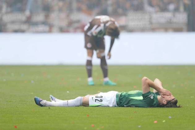 Foto : Verlierer Wolfsburg , Mattias SVANBERG (Wolfsburg) am Boden liegend , hinten trauert Tomoya ANDO (Pauli) Fussball 1. Bundesliga , 34. Spieltag am Sa. 16.05.2026 FC St. Pauli - VfL Wolfsburg