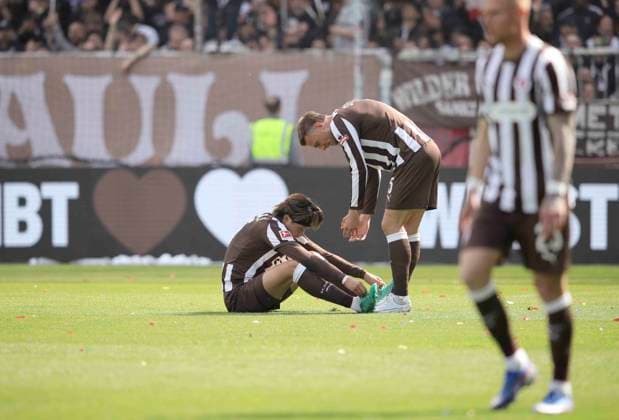 Foto : Verlierer am Boden zerstört .... Tomoya ANDO (Pauli) und rechts ... Hauke WAHL (Pauli) Fussball 1. Bundesliga , 34. Spieltag am Sa. 16.05.2026 FC St. Pauli - VfL Wolfsburg