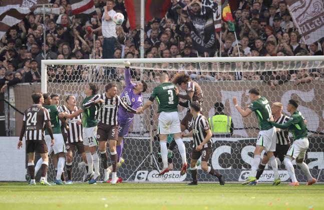 Foto : Torhüter Nikola Vasilj (Pauli) rettet gegen Denis VAVRO (Wolfsburg ) und Mattias SVANBERG (Wolfsburg) Fussball 1. Bundesliga , 34. Spieltag am Sa. 16.05.2026 FC St. Pauli - VfL Wolfsburg