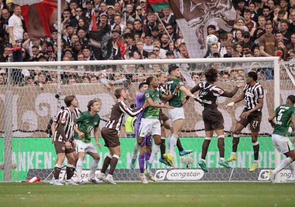 Foto : Kopfballtreffer zum 0-1 für die Wolfsburger , mitte Konstantinos KOULIERAKIS (Wolfsburg) gegen Jackson Irvine (Pauli) Fussball 1. Bundesliga , 34. Spieltag am Sa. 16.05.2026 FC St. Pauli - VfL Wolfsburg