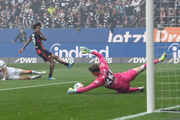 Torwart Alexander NUEBEL (Nübel) (S) pariert diese Torchance von Jean-Matteo BAHOYA (F) Fussball 1. Bundesliga Saison 2025 2026, 34.Spieltag, Spieltag34, matchday34, Eintracht Frankfurt (F) - VfB Stuttgart (S) am 16.05.2026 Deutsche Bank Park Frankfurt. DFL regulations prohibit any use of photographs as image sequences and or quasi-video Â