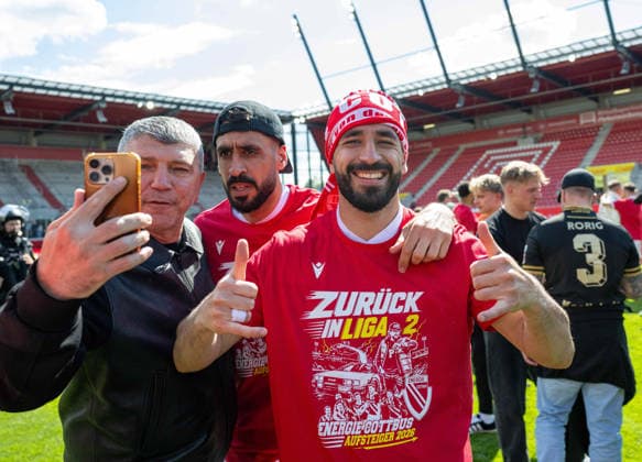 Fussball, Herren, Saison 2025 2026, 3. Liga (38. Spieltag), SSV Jahn Regensburg - FC Energie Cottbus, v.l. Tolga Cigerci (Energie Cottbus), Tolcay Cigerci (Energie Cottbus), Jubel nach Abpfiff, 16.05. 2026, Copyright: xSebastianxRäppold MatthiasxKochx