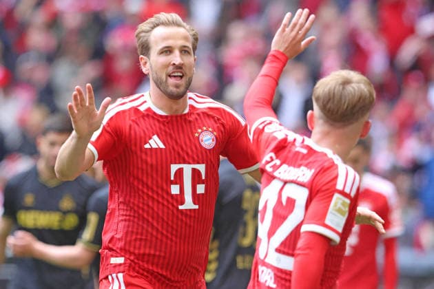 v.l. 9 Harry Kane bedankt sich bei 42 Lennart Karl (FCB) Jubel, Torjubel, Fussball 1. BL FC Bayern München - 1. FC Köln 16.05.2026 Allianz Arena FOTO: Mladen Lackovic LakoPress