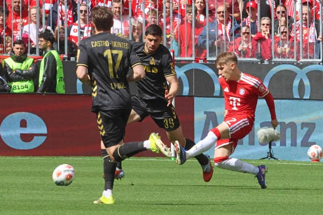 42 Lennart Karl (FCB) gegen 39 Cenk Özkacar, 17 Alessio Castro-Montes (Köln) Aktion, Zweikampf, Fussball 1. BL FC Bayern München - 1. FC Köln 16.05.2026 Allianz Arena FOTO: Mladen Lackovic LakoPress