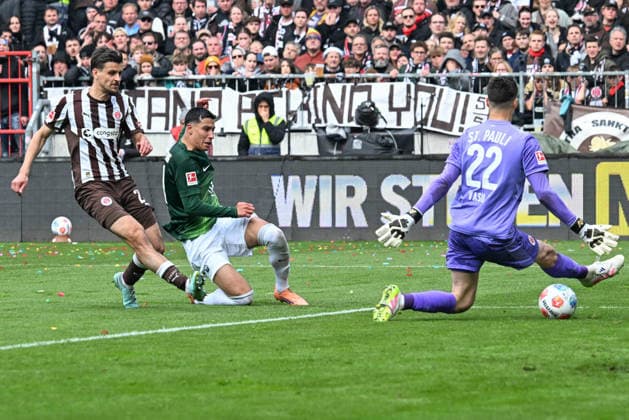 Adam Daghim (VFL Wolfsburg 11) scheitert an Torwart Nikola Vasilj (FC St Pauli 22), FC St Pauli - VFL Wolfsburg, Fussball, Bundesliga, DFL, 16.05.2026 DFB regulations prohibit any use of photographs as image sequences and or quasi-video Hamburg Hamburg Deutschland