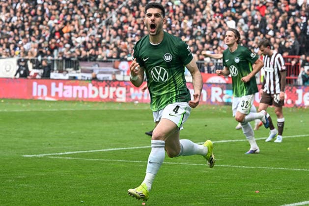 Torjubel nach seinem 0:1, Konstantinos Koulierakis (VFL Wolfsburg 4), FC St Pauli - VFL Wolfsburg, Fussball, Bundesliga, DFL, 16.05.2026 DFB regulations prohibit any use of photographs as image sequences and or quasi-video Hamburg Hamburg Deutschland