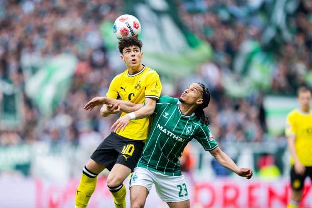 16.05.2026 - Fußball, 2025 2026, 1. Bundesliga, 34. Spieltag, SV Werder Bremen - Borussia Dortmund: (L-R) Samuele Inacio (Dortmund), Isaac Schmidt (Bremen) DFL REGULATIONS PROHIBIT ANY USE OF PHOTOGRAPHS AS IMAGE SEQUENCES AND OR QUASI-VIDEO.