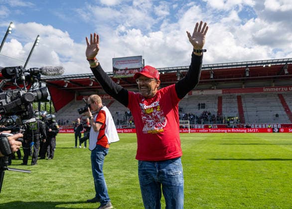 Fussball, Herren, Saison 2025 2026, 3. Liga (38. Spieltag), SSV Jahn Regensburg - FC Energie Cottbus, Trainer Claus-Dieter Pele Wollitz (Energie Cottbus), Jubel nach Abpfiff, 16.05. 2026, Copyright: xSebastianxRäppold MatthiasxKochx