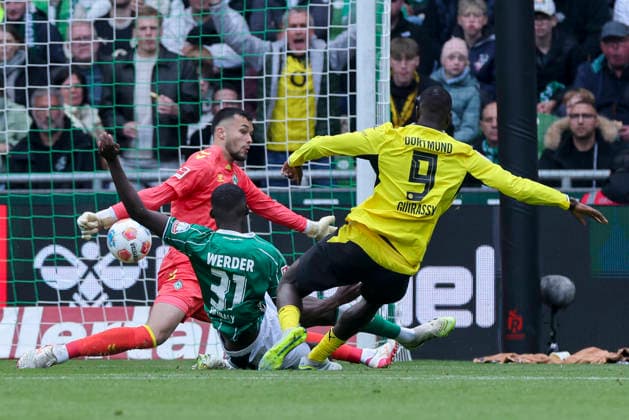 Torhueter Mio Backhaus (Werder Bremen), Karim Coulibaly (Werder Bremen) und Serhou Guirassy (Borussia Dortmund) kaempfen um den Ball, Bundesliga, SV Werder Bremen v Borussia Dortmund, Weserstadion am 16. May 2026 in Bremen, Deutschland. (Foto von Marco Steinbrenner DeFodi Images) Torhueter Mio Backhaus (Werder Bremen), Karim Coulibaly (Werder Bremen) und Serhou Guirassy (Borussia Dortmund) battle for the ball, Bundesliga, SV Werder Bremen v Borussia Dortmund, Weserstadion, May 16, 2026 in Bremen, Germany. (Photo by Marco Steinbrenner DeFodi Images) DFL regulations prohibit any use of photographs as image sequences and or quasi-video. -