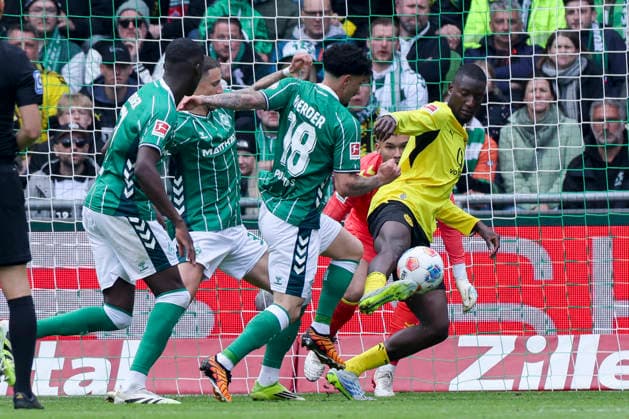 Karim Coulibaly (Werder Bremen), Marco Friedl (Werder Bremen), Cameron Puertas (Werder Bremen) und Serhou Guirassy (Borussia Dortmund) kaempfen um den Ball, Bundesliga, SV Werder Bremen v Borussia Dortmund, Weserstadion am 16. May 2026 in Bremen, Deutschland. (Foto von Marco Steinbrenner DeFodi Images) Karim Coulibaly (Werder Bremen), Marco Friedl (Werder Bremen), Cameron Puertas (Werder Bremen) und Serhou Guirassy (Borussia Dortmund) battle for the ball, Bundesliga, SV Werder Bremen v Borussia Dortmund, Weserstadion, May 16, 2026 in Bremen, Germany. (Photo by Marco Steinbrenner DeFodi Images) DFL regulations prohibit any use of photographs as image sequences and or quasi-video. -