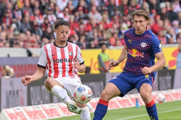 Derry Scherhant (SC Freiburg, 07) am Ball vor Willi Orban (RB Leipzig, 04) GER, SC Freiburg - RB Leipzig, Fussball, Bundesliga, 34. Spieltag, Saison 2025 2026, 16.05.2026 DFL DFB REGULATIONS PROHIBIT ANY USE OF PHOTOGRAPHS AS IMAGE SEQUENCES AND OR QUASI-VIDEO GER, SC Freiburg - RB Leipzig, Fussball, Bundesliga, 34. Spieltag, Saison 2025 2026, 16.05.2026 Freiburg Copyright: xEibner-Pressefoto ThomasxHessx EP_THS