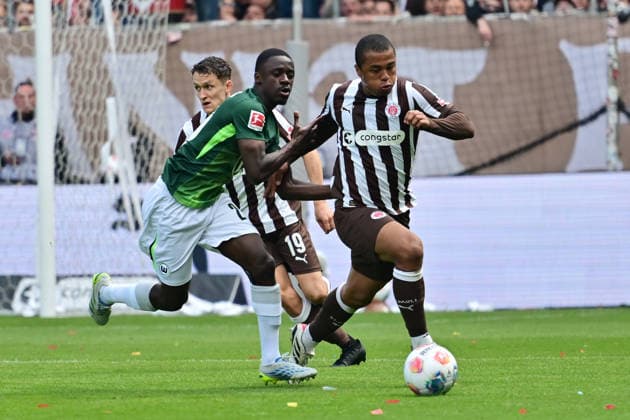 GER; 1. FBL, FC St. Pauli vs VfL Wolfsburg 16.05.2026, GER; 1. FBL, FC St. Pauli vs VfL Wolfsburg im Bild Joel Chima Fujita (Pauli 25_26 16) versucht sich gegen Sael Kumbedi (Wolfsburg 26) durchzusetzen